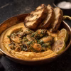 Tapas de moules epicees au gingembre posees sur un houmous de lentilles corail