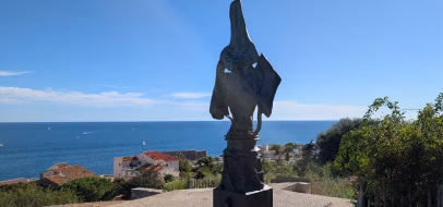 Sculpture en bronze Octo de Johan Creten sur son socle, avec la mer derrière, au Jardin du Sémaphore à Sète