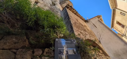 Murs du château Montlaur et son panneau patrimonial
