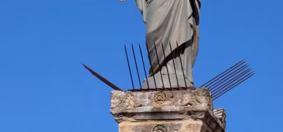 Statue au sommet de la colonne de la place du 11 Novembre 1918