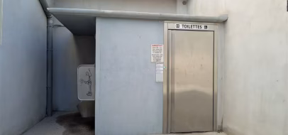 Cabine des toilettes publiques en inox à Poussan