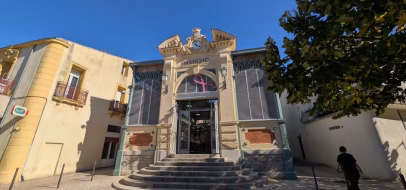 Façade des Halles de Poussan, perron et fronton sculpté