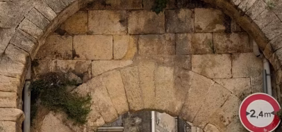 Porte fortifiée crénelée du vieux village de Gigean