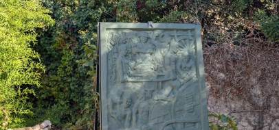 Fresque en relief de Maurice Caralp, sauvée de l'ancienne cave coopérative