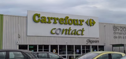 Enseigne Carrefour contact au-dessus du parking du magasin de Gigean