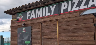 Cabane en bois de Family Pizza et son enseigne, rue Paul Langevin