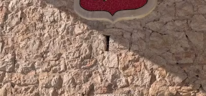 Blason au cavalier de Balaruc-le-Vieux au-dessus d'une fontaine