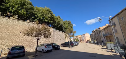 Rue au pied des remparts du vieux village de Balaruc-le-Vieux