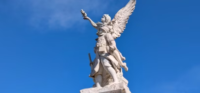 Victoire ailée au sommet du monument aux morts de Gigean