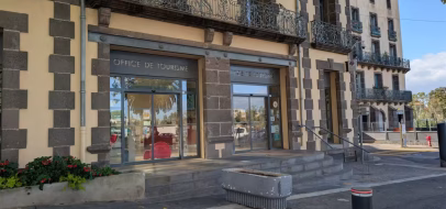 Façade de l'îlot Molière près de l'office de tourisme d'Agde