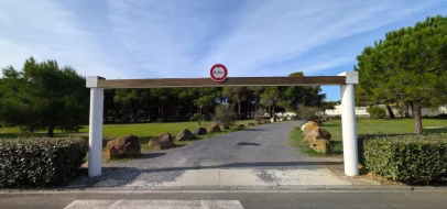Portique de limitation de hauteur à l'entrée du parking de l'allée René Cabanes