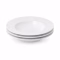Pile de trois assiettes creuses en porcelaine blanche sur fond blanc