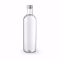 Bouteille en verre remplie d'eau claire sur fond blanc