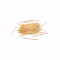 Petit tas de cure-dents en bois clair sur fond blanc