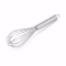 Fouet de cuisine en acier inoxydable isolé sur fond blanc