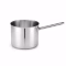 Grande casserole en inox à long manche sur fond blanc