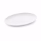 Plat de service ovale en céramique blanche vide sur fond blanc